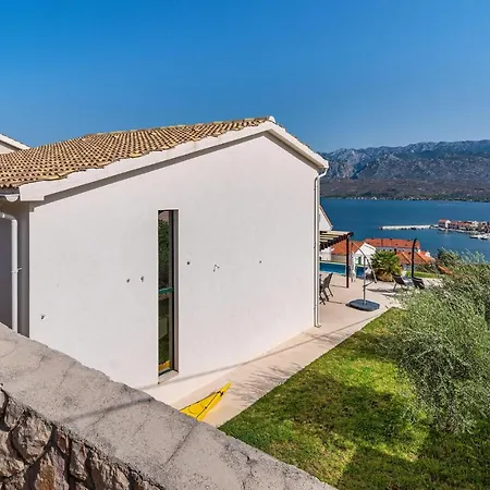 Stunning In With Kitchen