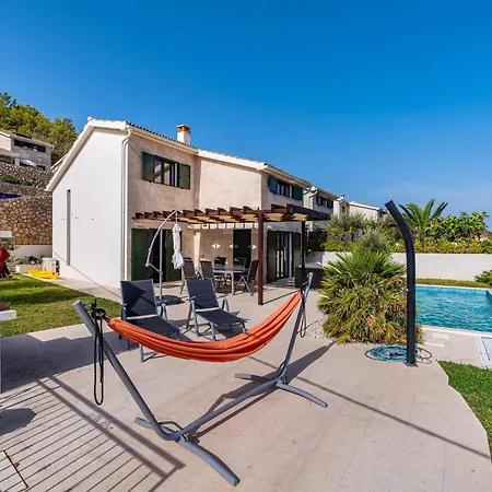 Vakantiehuis Stunning In With Kitchen